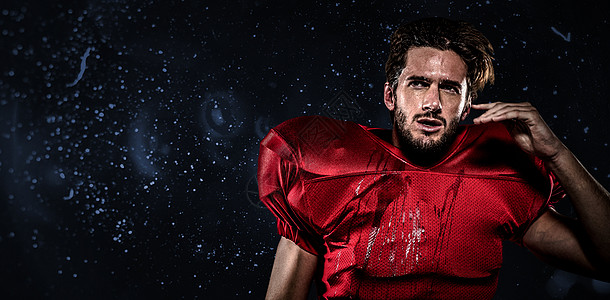 红球衣足球运动员的湿美橄榄球综合形象 向远看男性男人球衣运动选手运动服竞技体育压力红色图片