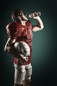 红球衣饮用水中口渴美式足球运动员的复合形象 照片来自Red Jersey绿色服装水壶体育计算机插图安全休息头盔头饰图片
