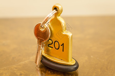 酒店房间钥匙 用钥匙环躺在床边小路金属空白戒指标签金子说谎阴影黄铜白色图片