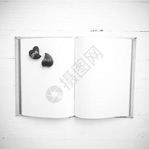 在笔记本黑白颜色样式中的心脏卡片日记红色食谱笔记邀请函空白木头白色图片