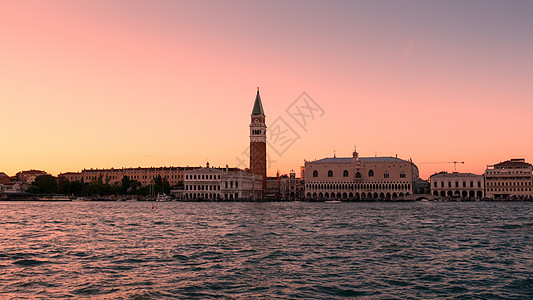 威尼斯景色的全景在日落时从海中消失景观水路太阳假期历史传统地标游客艺术缆车图片