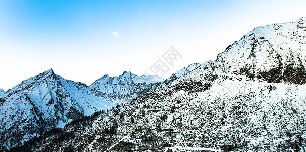 高山顶上有雪的景色冰川悬崖太阳全景顶峰首脑蓝色石头旅行远足图片