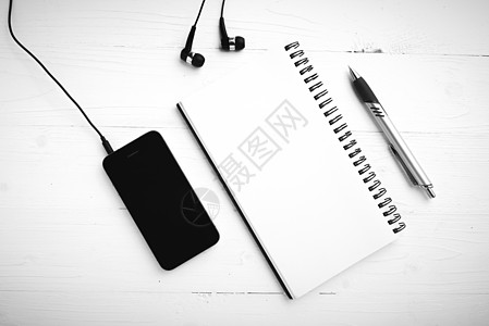 笔记纸和手机黑白色调调风格颜色笔记电话技术记事本老鼠键盘屏幕笔记本桌子图片