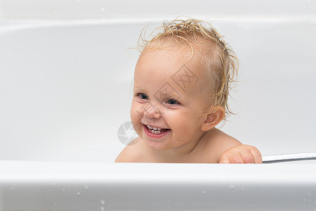 婴儿女孩在浴室里微笑洗澡身体金发女郎皮肤头发护理女孩玩具乐趣孩子图片