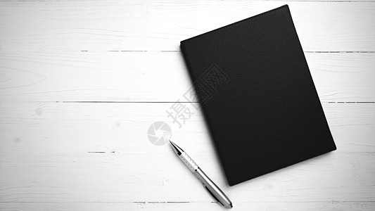 棕色笔记本和笔黑白颜色风格螺旋笔记日记备忘录木头规划师商业教育办公室软垫图片