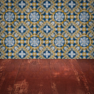 木桌顶壁和模糊的旧式瓷瓷瓷瓷砖墙架子展示制品广告陶瓷木头古董桌子厨房正方形背景图片