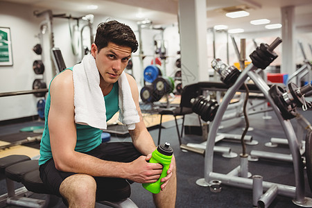 运动毛巾健壮的人休息 从锻炼出来肌肉长椅调理俱乐部训练健身房福祉瓶子身体护理背景
