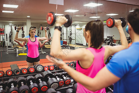 健身夫妇在称重室工作教练培训师俱乐部工作室身体福祉女士举重室女性私人图片