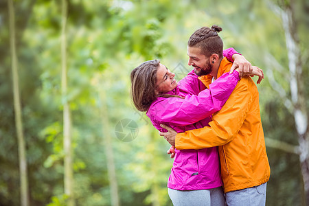 快乐的情侣拥抱远足男人冒险雨衣女性男性冒险家勘探女士风景夫妻图片