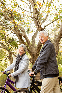 公园里的老夫妇女性环境感情老年头发自行车开襟衫绿地夫妻女士图片