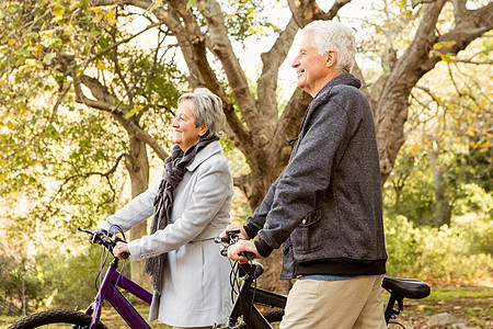 公园里的老夫妇女士老年人活动退休快乐自行车衣物男性女性开襟衫图片