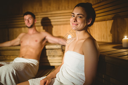 快乐的一对情侣一起享受桑拿治疗女性毛巾假期水疗呵护男人夫妻闲暇疗法图片