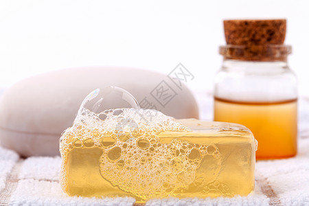 白浴巾上的草药泡水肥皂棒 蜂蜜隔离在WH上洗澡化妆品温泉酒吧气泡按摩手工身体芳香奢华图片