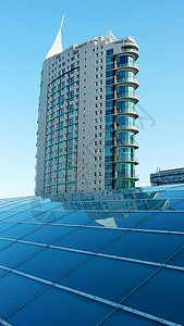 葡萄牙里斯本一栋现代大楼的详情溶胶晴天日光蓝色博览会太阳公园国家购物中心图片