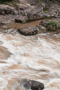 带岩石的强河河道水分流动蒸汽活力力量溪流悬崖海浪急流图片