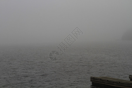 晨雾反射阴霾森林天空天气季节池塘图片