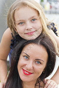 母亲和女儿绿色女士女孩微笑童年孩子女学生父母黑发女性背景图片