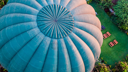 绿色热气球横飞在巴甘的佛教寺庙和Stupa修道院上空吸引力航空飞行佛教徒佛塔天线航班气球旅行客栈图片