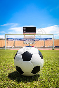 足球在球门前草地团队操场白色线条锦标赛场地运动中心圆圈图片