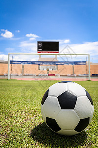 足球在球门前乐趣绿色运动白色草地线条黑色中心游戏场地图片