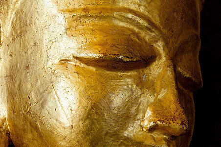 佛像面朝金雕像的近身图片