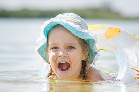 四岁女孩张开嘴 在河里洗澡时 满嘴幸福的四岁女孩图片