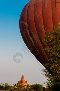 在巴根有金塔的气球背景图片