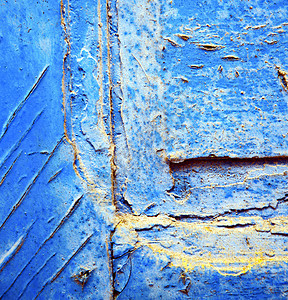 蓝色木门和生锈的钉子上的脏漆盘子金属房子安全雕塑晴天静脉黄铜指甲阴影图片