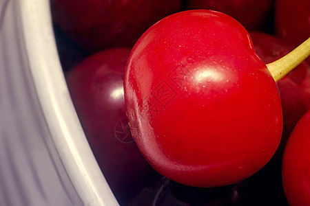 陶瓷花瓶里的大成熟樱桃甜点季节静物红色美食绿色食品食物维生素浆果图片