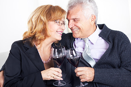 老年夫妇异性恋夫妻拥抱女士团结微笑白发眼镜水平男人图片