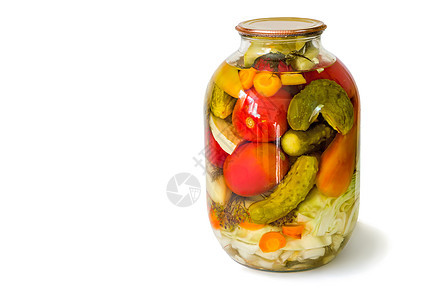 各种罐装蔬菜 在玻璃罐子的白色背景图片