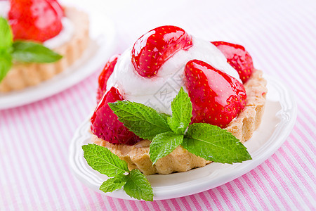 小草莓派红色浆果奶油食物水果糕点甜点区系薄荷馅饼背景图片