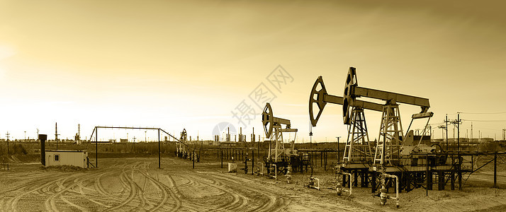 全景油泵千斤顶油田矿业工业钻机棕褐色活力用地井口燃料图片