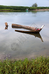 旧船难和反射环境古董材质废金属港口码头海难海滩破坏海岸线图片