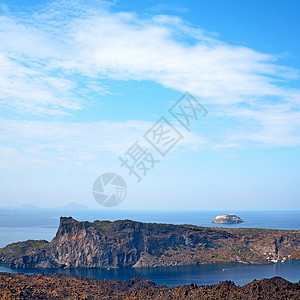 欧洲桑托里尼山地的火山 天空和地中海旅行岩石石头火山口地质学干旱沙漠公园顶峰遗产图片