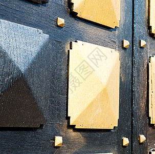 在意大利林和传统树木中的传统门 以及传统的T型墙纸木头螺栓风格建筑学装饰品装饰国家房子金属图片