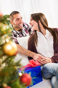 圣诞快乐的情侣男朋友女朋友礼物女性快乐展示男士新年礼物盒团结背景图片