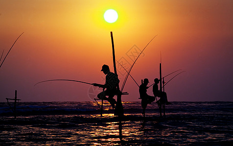 日落之夜传统矮渔夫的休眠轮椅高跷海浪钓鱼晴天食物日落海洋太阳旅行平衡图片