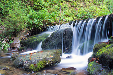 美丽的瀑布场景 乌克赖恩喀尔巴阡山轮船流动苔藓风景船底植物石头溪流公园木头清凉图片