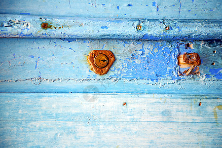 蓝色敲门机中被剥去油漆的生锈金属挂锁钥匙保障古董建筑学黄铜铰链安全指甲入口图片