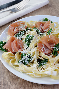 加菠菜和火腿的意大利面小菜晚饭时间营养地自助餐饮食面条盘子美味午餐图片