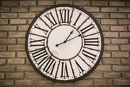 砖墙上的古时钟倒数指针圆圈艺术警报古董时间挂钟滴答手表图片