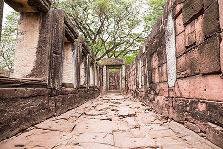 古堡的人行道 窗户和门石铭文在自然 皮迈城堡 历史公园和泰国呵叻古堡 砂岩中图片