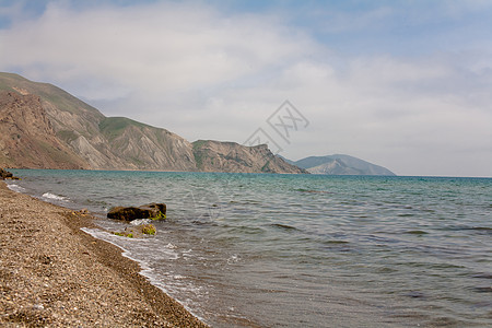 山脉和海巨石冲浪石头鹅卵石岩石蓝色水平天空爬坡抛石图片