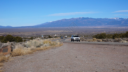 亚利桑那州路上的汽车图片