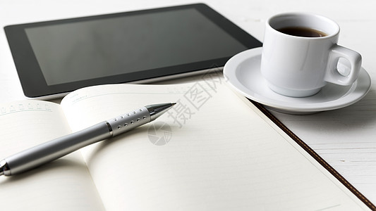 带有办公用品的平板板板白色桌子文书药片笔记电话技术办公室笔记本咖啡图片