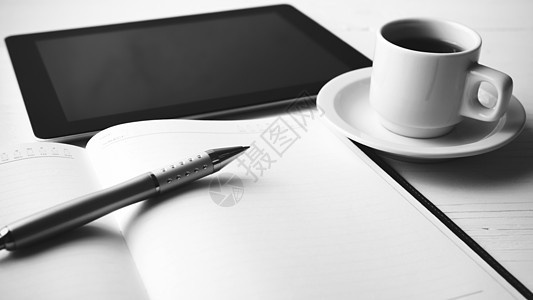 带有办公室用品黑白颜色风格的办公用品平板板教育铅笔咖啡文书空白白色商业屏幕桌子技术图片