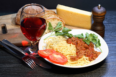 意大利面食a Bolognese晚餐咖啡店酒杯盘子银器餐厅碎肉烹饪面包食物图片