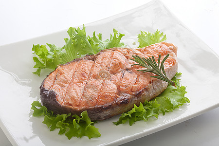 烤鲑鱼牛排盘子烧烤迷迭香红色炙烤鳟鱼绿色油炸食物白色图片