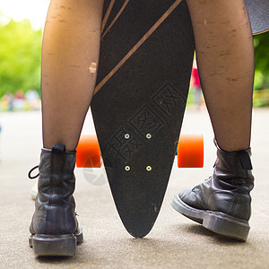 青少年女孩在城市骑长板车娱乐滑板女性爱好太阳运动喜悦闲暇青年女士图片